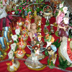 Figures for a nacimiento, including the Christmas rooster