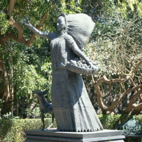 Statue of Dolores Olmedo with Xoloitzquintle at her side